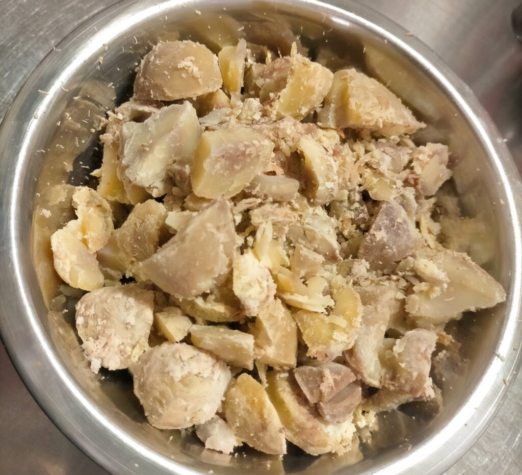 ボールいっぱいの栗